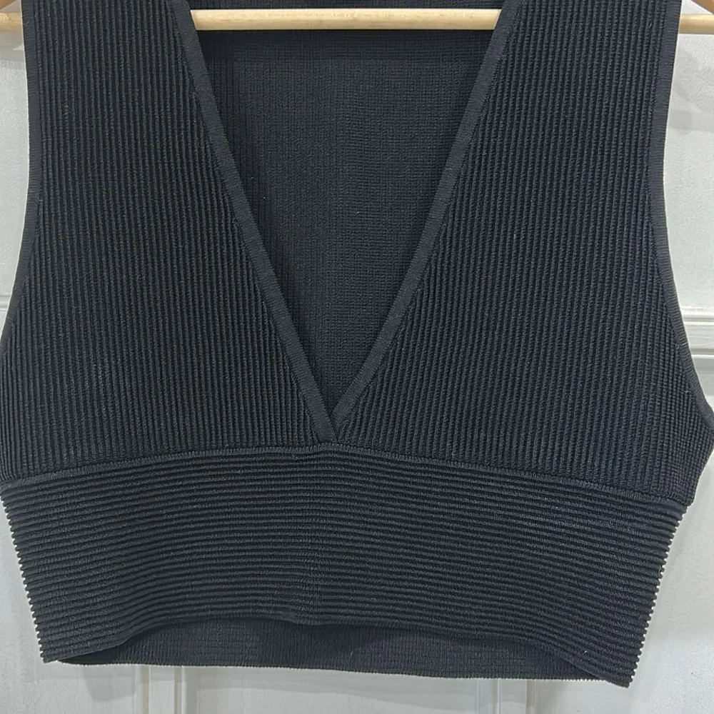 NWOT Aritzia Babaton Sculpt Knit Deep V-Neck Minimalist Crop Tank in Black - L - Picture 5 of 8